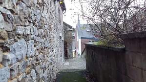 323571